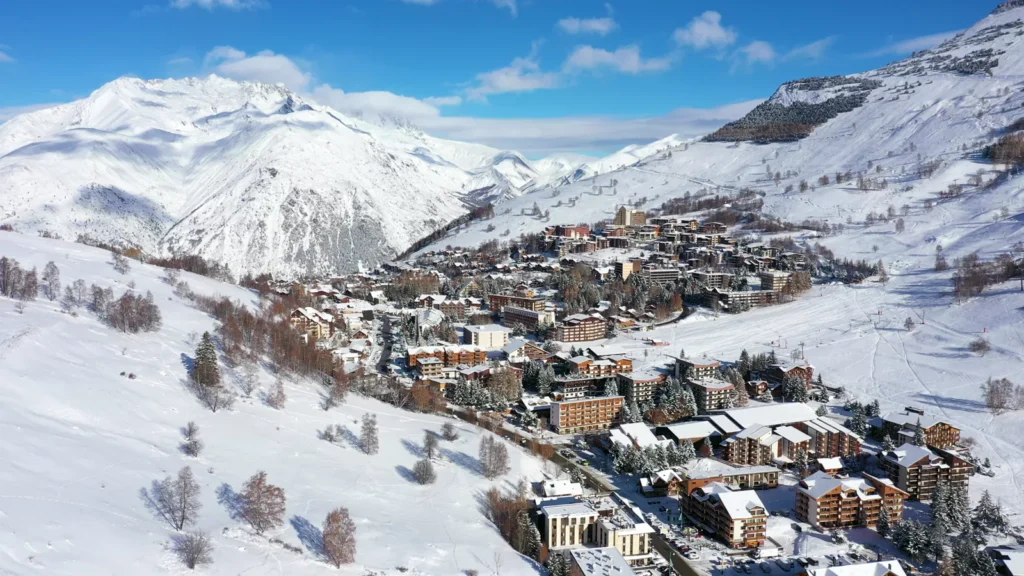 Le village des 2 Alpes et ses chalets sous la neige, vus par drone en novembre 2021