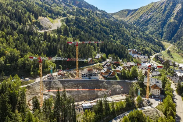 Le chantier du Grand Pic et ses grues dans la station d’Oz 3300, vu par drone